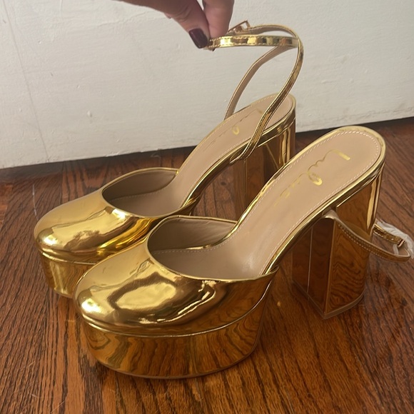 Gold 70s platform heels w/ankle strap / new without box / size 8 - Picture 2 of 3